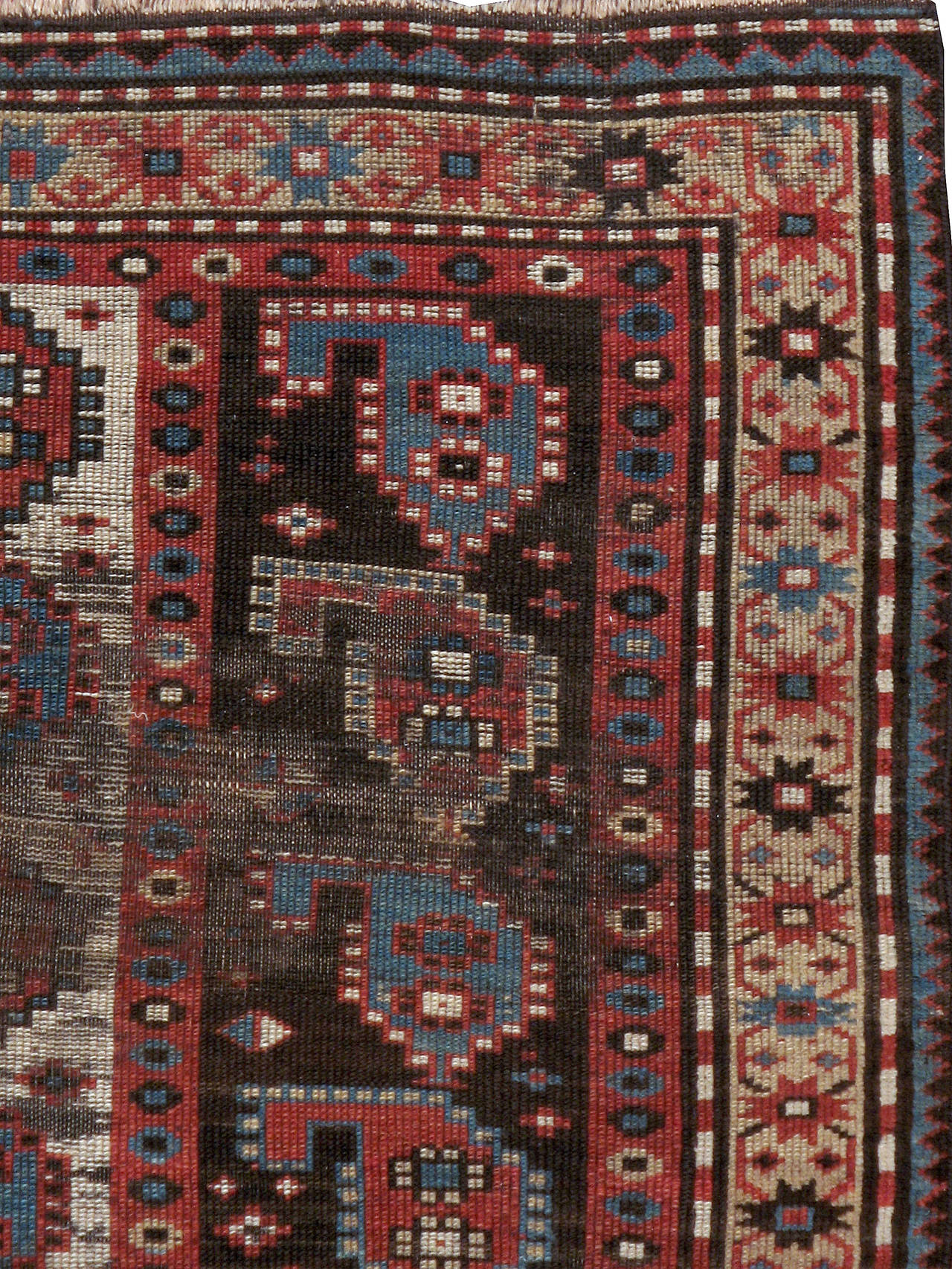 Ein antiker kaukasischer Kazak-Teppich mit verwittertem und beschädigtem Aussehen aus der Zeit um die Jahrhundertwende 20. Dieses schäbig-schicke westkaukasische Streumuster besteht aus drei vertikalen Paneelen mit hellblauen, elfenbeinfarbenen und