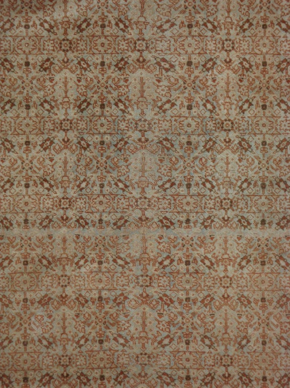 Depuis le XVIIe siècle, l'Iran a commencé à exporter des tapis artisanaux dans le monde entier, notamment en Europe.  Les artistes utilisaient l'une des trois versions de métiers à tisser verticaux, plus tard désignés sous le nom de métier de