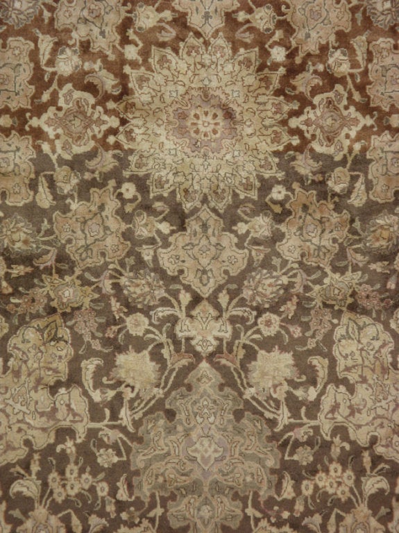 Depuis le XVIIe siècle, l'Iran a commencé à exporter des tapis artisanaux dans le monde entier, notamment en Europe.  Les artistes utilisaient l'une des trois versions de métiers à tisser verticaux, plus tard désignés sous le nom de métier de