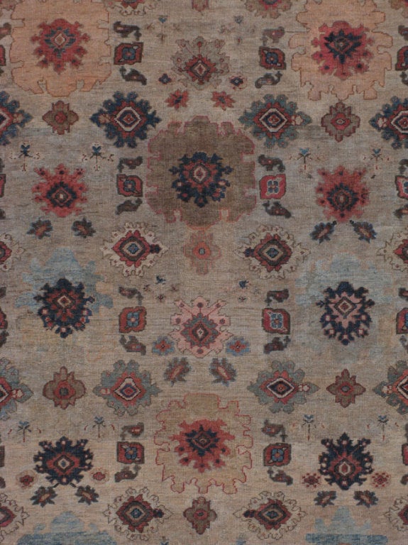 Mahal-Teppiche gibt es sowohl mit Stammes- als auch mit kurvilinearen Motiven.  Dieses Attribut leitet sich von der einzigartigen Lage der Stadt Mahallat ab, die zwischen den Städten Arak und Delijan liegt, auf dem Weg der Stammesvölker im Süden