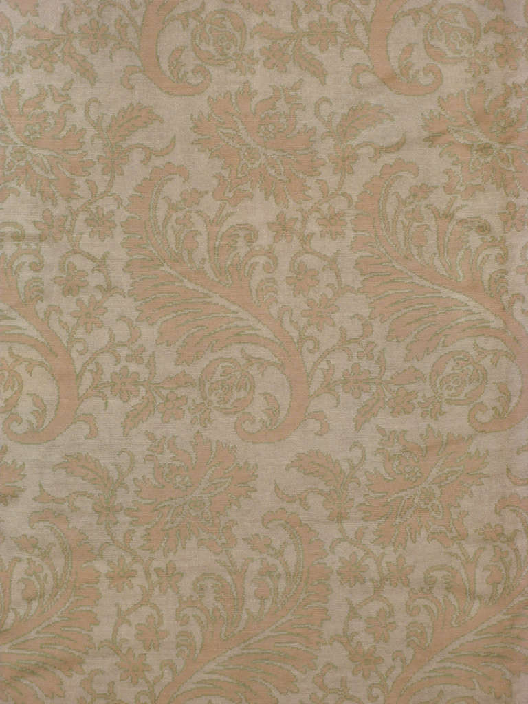 Tapis espagnol de Cuenca du début du deuxième quart du 20e siècle, noué à la main avec des influences néoclassiques et turques (Hispano-Moresque) pendant la période Art déco qui s'est épanouie entre Madrid et Valence.  Cependant, de manière