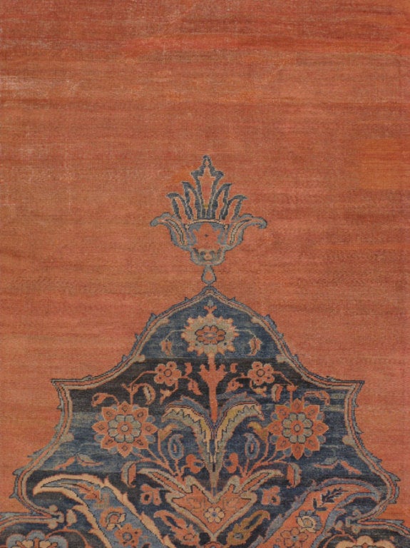 On trouve des tapis Mahal avec des motifs à la fois tribaux et curvilignes.  Cet attribut dérive de la position unique de la ville de Mahallat, qui se trouve entre les villes d'Arak et de Delijan, sur le chemin des populations tribales du sud de