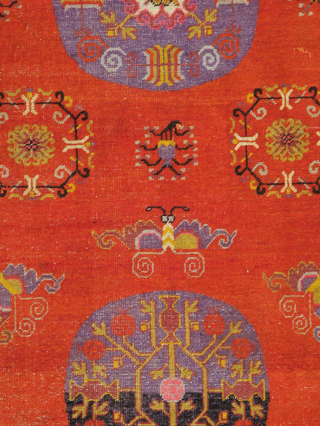 Les tapis et moquettes anciens de Khotan étaient produits dans la ville oasis du Turkestan oriental, qui fait aujourd'hui partie de la région du Xinjiang, dans l'ouest de la Chine. Cette région a connu une production constante de tapis depuis le