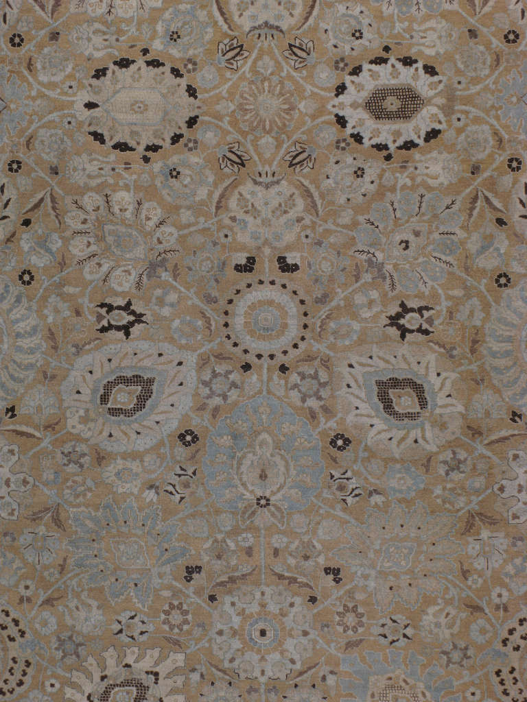 Tapis persan de Tabriz du début du premier quart du XXe siècle.  Classé dans un groupe orné identifié comme 