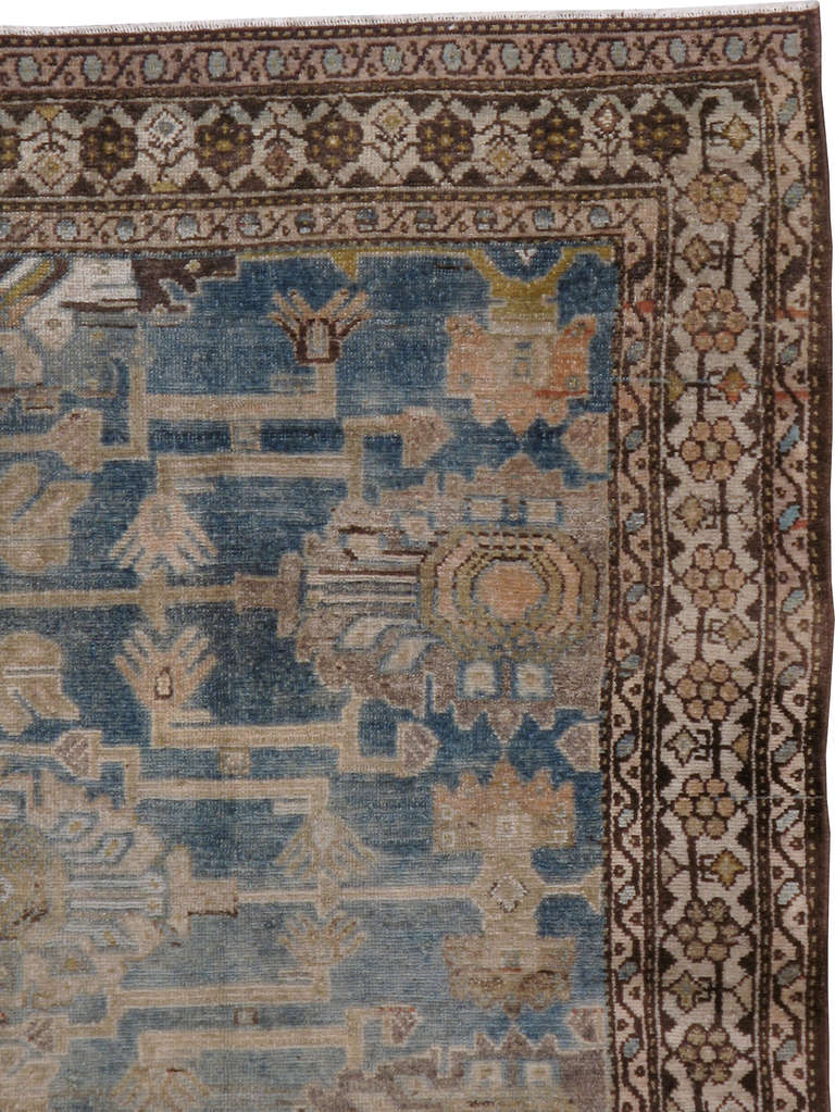 Malayer es uno de los más de 100 pueblos de tejedores de las afueras de Hamadán, en el noroeste de Irán.  Malayer tiene muchos parques populares con exuberante vegetación y pájaros de colores.  Los motivos de las alfombras Malayer son principalmente