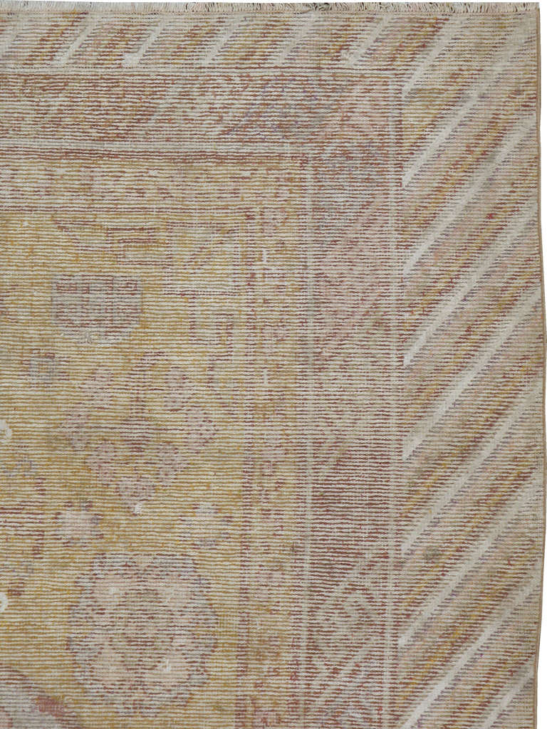 I tappeti e le moquette antiche di Khotan venivano prodotti nella città-oasi del Turkestan orientale, oggi parte della regione dello Xinjiang, nella Cina occidentale.  Questa zona ha avuto una produzione costante di tappeti fin dal XVII secolo, con