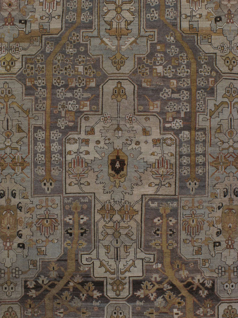 Alfombra persa malayer de principios del primer cuarto del siglo XX.  En retrospectiva, las alfombras de la provincia de Hamadán, incluida la región de Malayer, se fabrican en pequeños tamaños dispersos.  Las alfombras de gran tamaño de Malayer son
