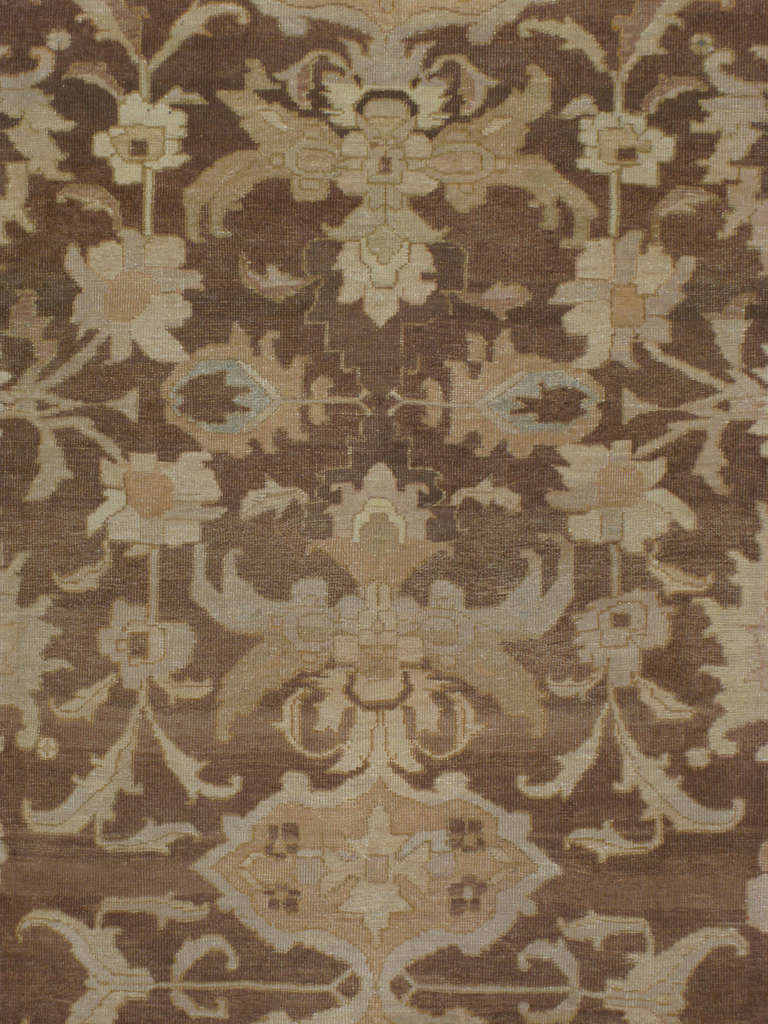 Un Mahal persiano dell'inizio del XX secolo.  I tappeti Mahal sono caratterizzati da motivi tribali e curvilinei.  Questo attributo deriva dalla posizione unica della città di Mahallat, che si trova tra le città di Arak e Delijan, sul percorso delle