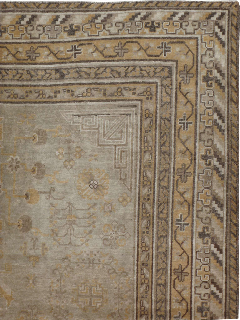 Chinois Tapis Khotan ancien du Turkestan oriental en vente