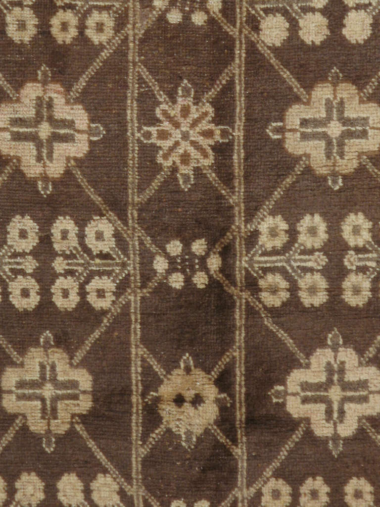 Un Samarkand Khotan du début du 20ème siècle.  Les tapis et moquettes anciens de Khotan étaient produits dans la ville oasis du Turkestan oriental, qui fait aujourd'hui partie de la région du Xinjiang, dans l'ouest de la Chine.  Cette région a connu