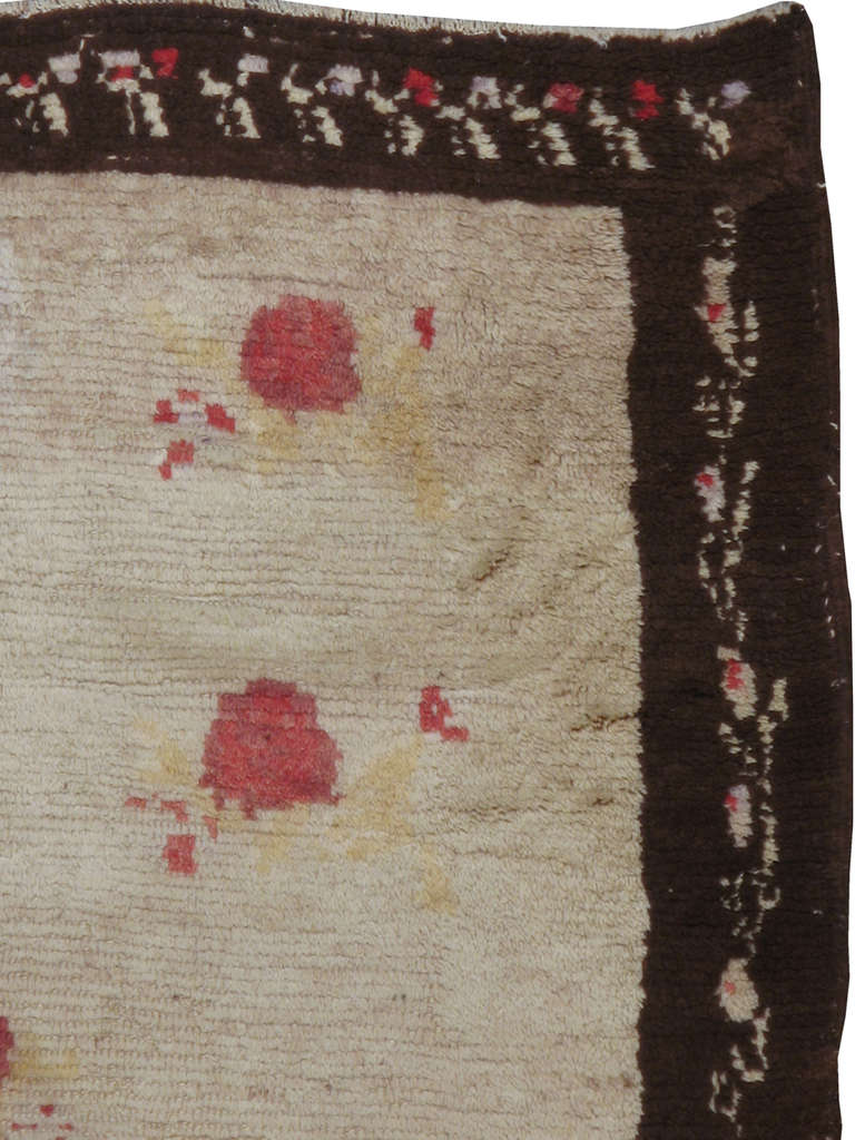 Un Tulu turc du milieu du 20ème siècle.  Un tapis Tulu simple mais élégant.