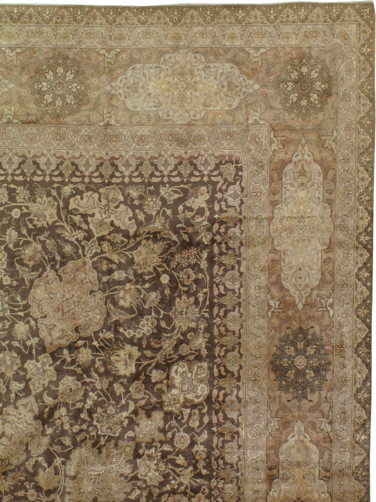 Tapis persan ancien de Tabriz Bon état - En vente à New York, NY