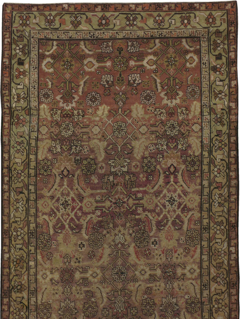 Un Karabagh russe du début du 20ème siècle. Un motif floral se répète sur un champ pastel.