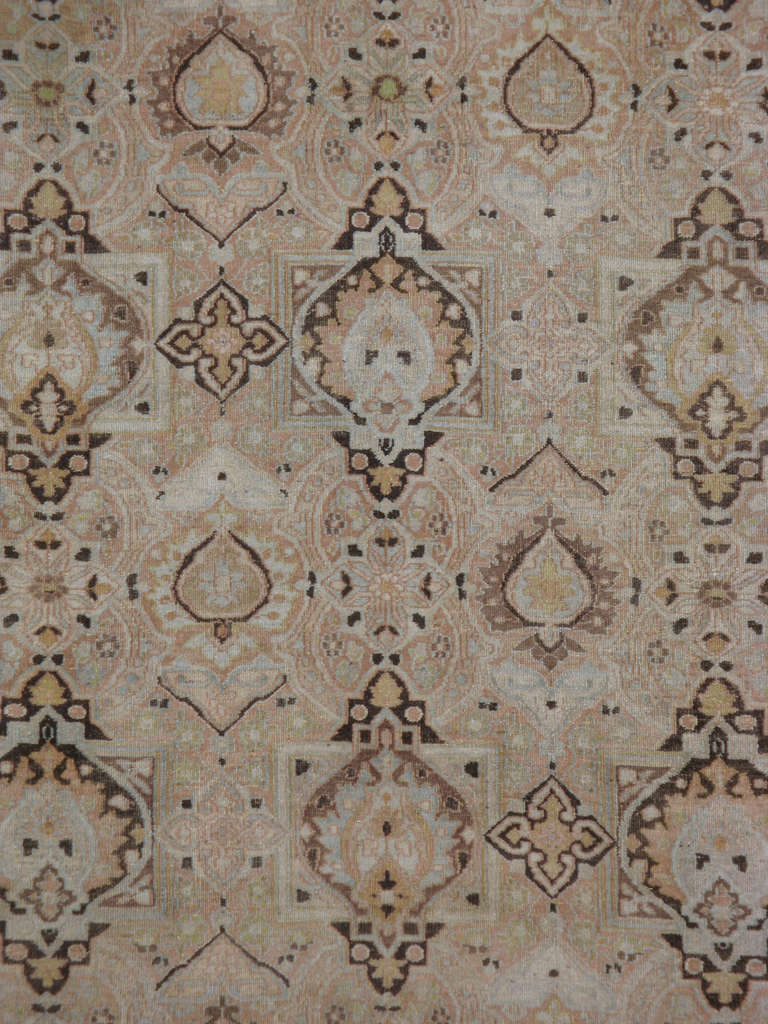Tapis persan Dorokhsh du début du 20e siècle.  Tapis Dorokhsh ancien, un champ de motifs floraux sur un fond de bronze entouré d'une magnifique bordure de feuilles, avec des accents de bleu ciel.