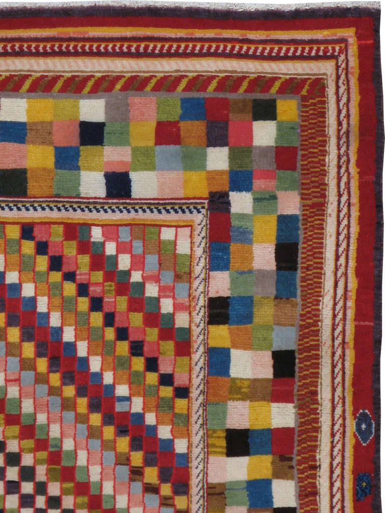 Un Kashan Persan déco du milieu du 20ème siècle.  Un tapis Kashan finement tissé, inspiré par le mouvement Art Déco.