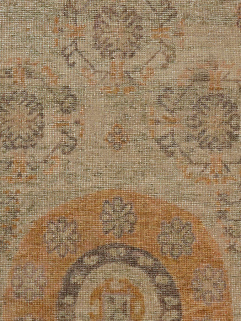 Un Khotan du Turkestan oriental du début du 20ème siècle.  Les tapis et moquettes anciens de Khotan étaient produits dans la ville oasis du Turkestan oriental, qui fait aujourd'hui partie de la région du Xinjiang, dans l'ouest de la Chine.  Cette