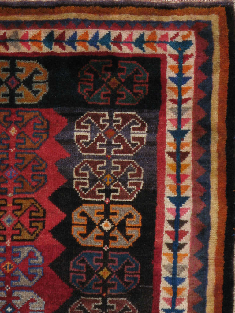 Gabbeh persan du milieu du XXe siècle, motifs géométriques sur un champ de couleurs alternées.