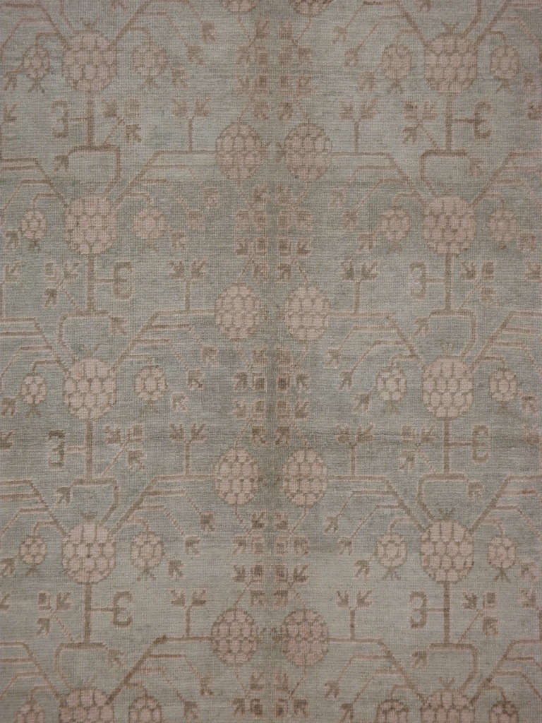 Un Khotan du Turkestan oriental du début du 20ème siècle.  Les tapis et moquettes anciens de Khotan étaient produits dans la ville oasis du Turkestan oriental, qui fait aujourd'hui partie de la région du Xinjiang, dans l'ouest de la Chine.  Cette