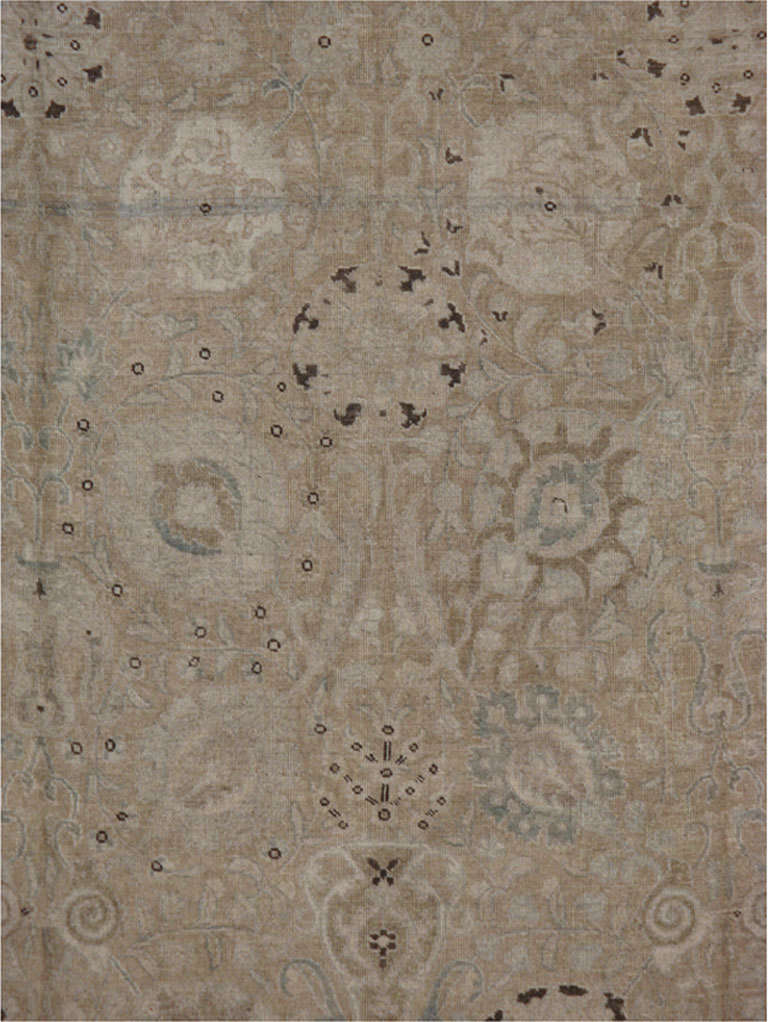 Un Tabriz perse du début du 20ème siècle.  Depuis le XVIIe siècle, l'Iran a commencé à exporter des tapis artisanaux dans le monde entier, notamment en Europe.  Les artistes utilisaient l'une des trois versions de métiers à tisser verticaux, plus