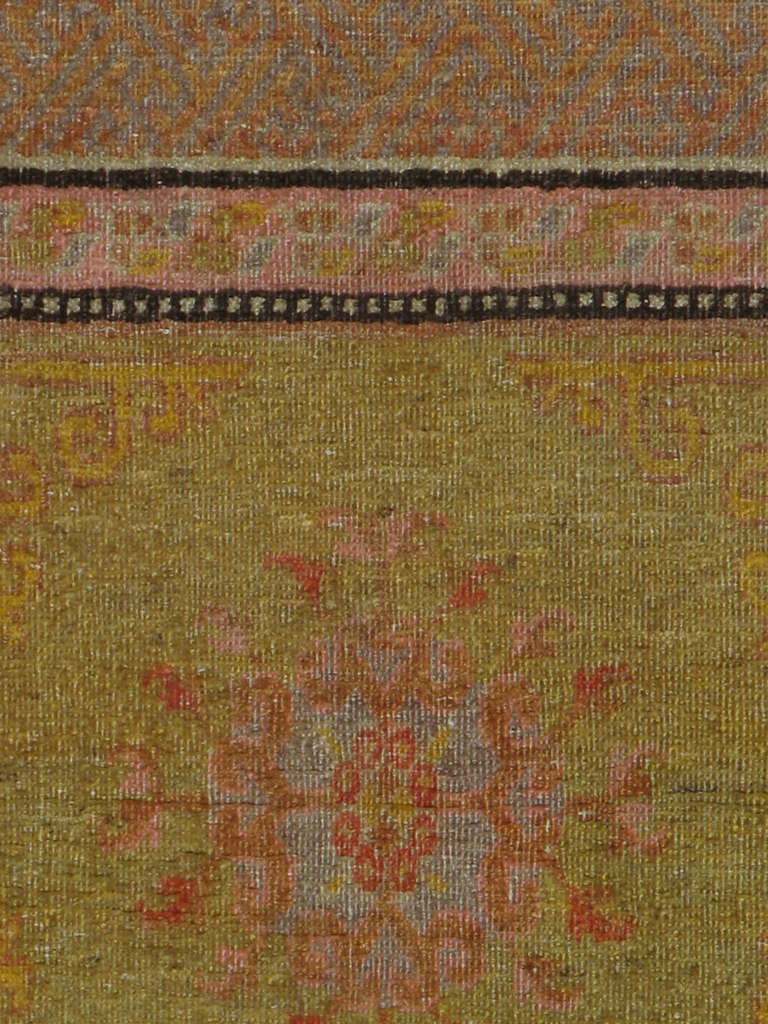 I tappeti e le moquette antiche di Khotan venivano prodotti nella città-oasi del Turkestan orientale, oggi parte della regione dello Xinjiang, nella Cina occidentale.  Questa zona ha avuto una produzione costante di tappeti fin dal XVII secolo, con