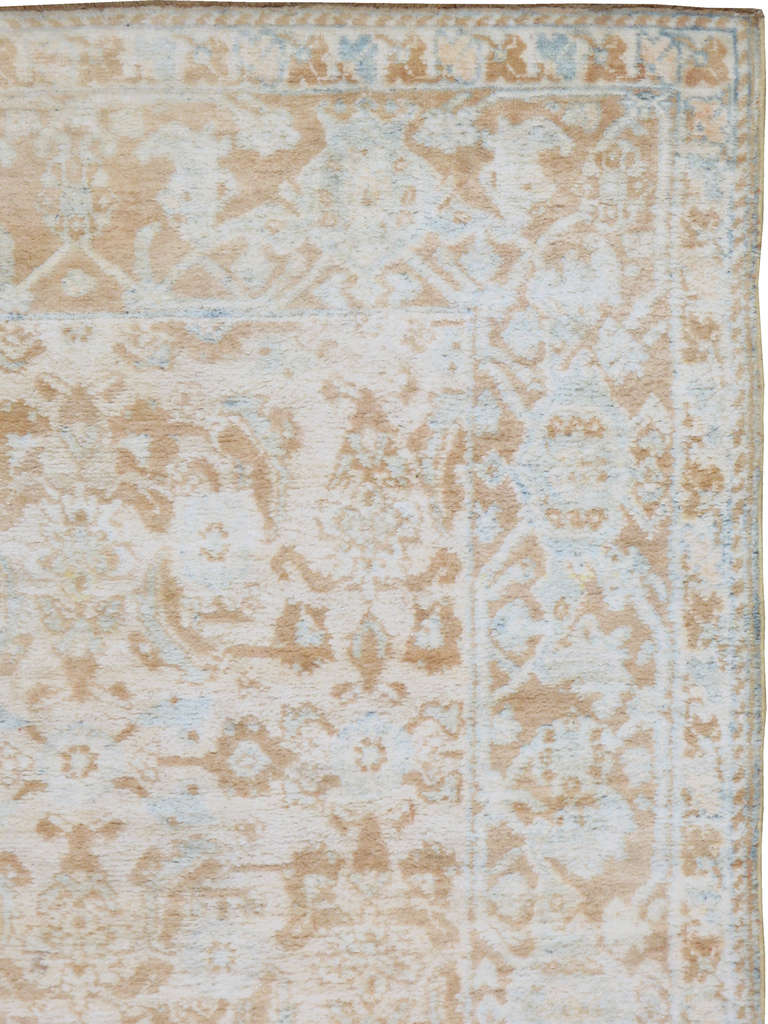 Ein indisches Baumwoll-Agra aus der Mitte des 20.  Ein Agra aus Baumwolle, brauner Grund mit himmelblauen Akzenten.