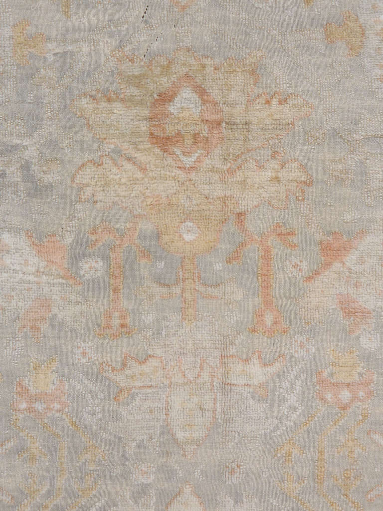 Ein klassischer türkischer Angora Souf Oushak aus dem frühen 20. Jahrhundert mit grauem Grund und Akzenten in Beige und Pfirsich.