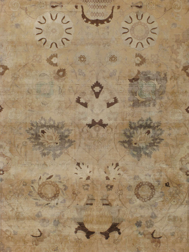 Un jarrón de diseño clásico inspirado en Tabriz, de aura caprichosa.