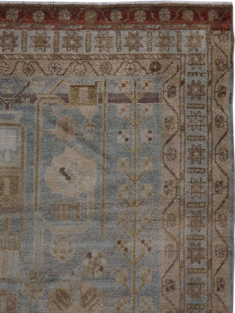 Malayer es uno de los más de 100 pueblos de tejedores de las afueras de Hamadán, en el noroeste de Irán.  Malayer tiene muchos parques populares con exuberante vegetación y pájaros de colores.  Los motivos de las alfombras Malayer son principalmente
