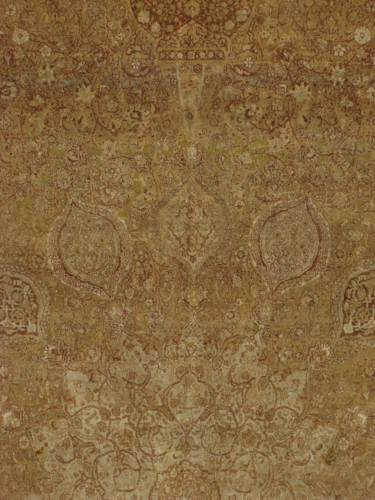 Ein kaiserlicher Agra-Teppich in anmutigen Tönen.