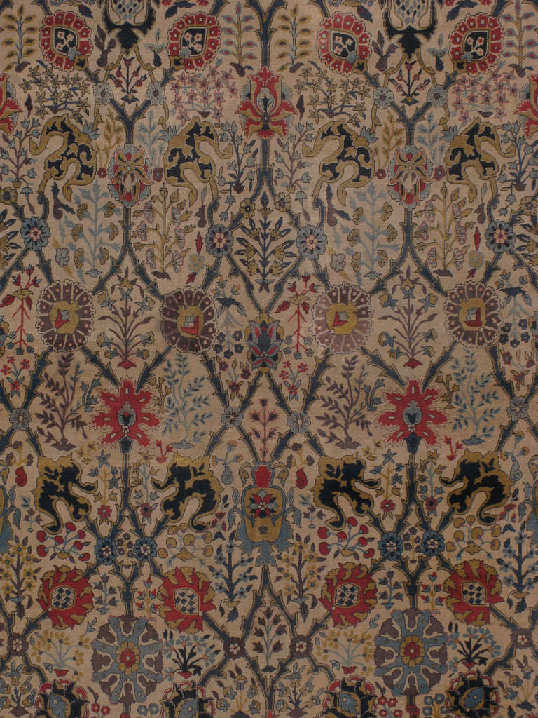 La ciudad de Agra fue la capital mogol de 1566-1569 y de 1601-1658, y en ella se encuentra el Taj Mahal, construido en el siglo XVII. En Agra se fabrican alfombras a mano desde la época mogol y es probable que algunas de las grandes alfombras de