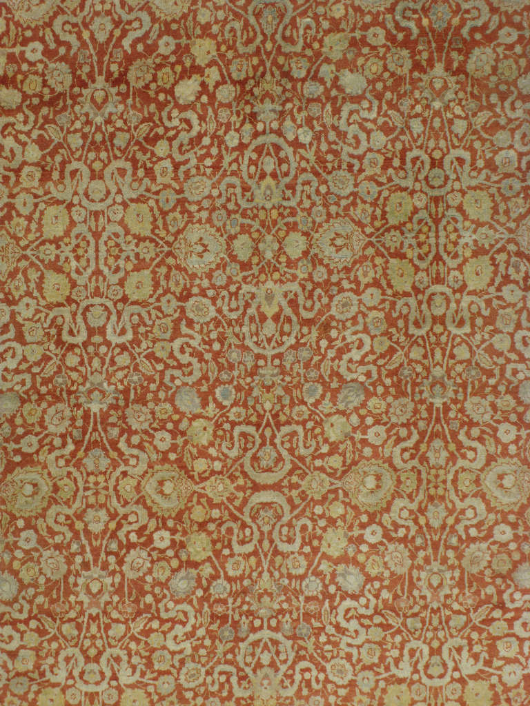 Desde el siglo XVII, Irán empezó a exportar alfombras artesanales a todo el mundo, especialmente a Europa.  Los artistas utilizaban una de las tres versiones de telares verticales que más tarde se denominarían telar de Tabriz.  Los artistas creaban
