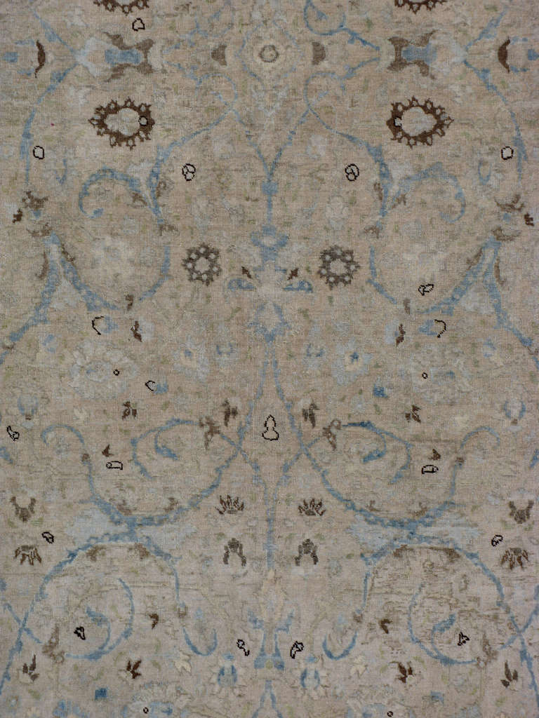 Desde el siglo XVII, Irán empezó a exportar alfombras artesanales a todo el mundo, especialmente a Europa.  Los artistas utilizaban una de las tres versiones de telares verticales que más tarde se denominarían telar de Tabriz.  Los artistas creaban