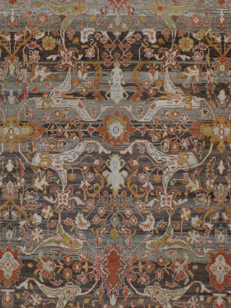 Malayer es uno de los más de 100 pueblos de tejedores de las afueras de Hamadán, en el noroeste de Irán.  Malayer tiene muchos parques populares con exuberante vegetación y pájaros de colores.  Los motivos de las alfombras Malayer son principalmente