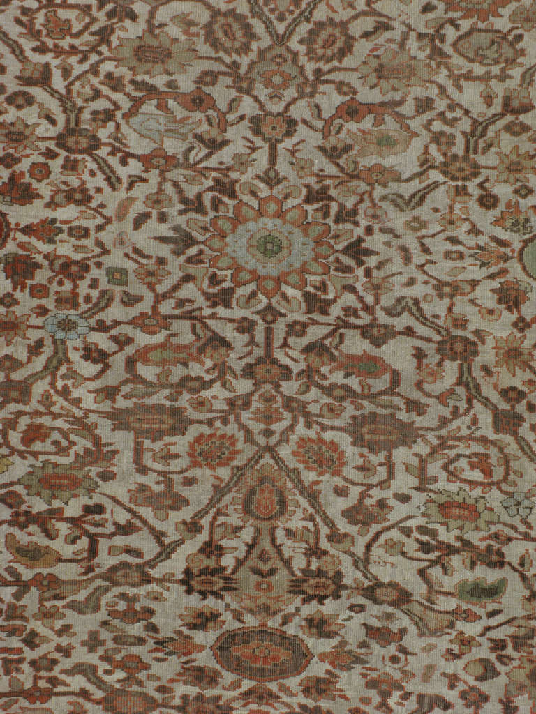 Tapis persan Sultanabad Mahal du début du premier quart du XXe siècle.
