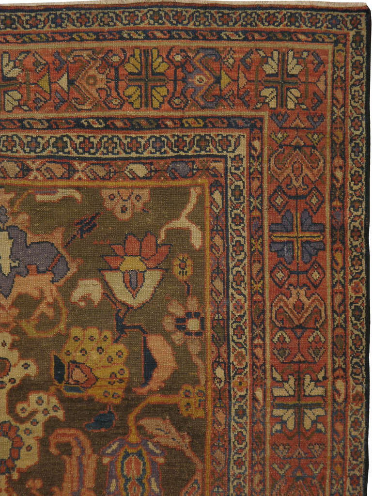 Mahal-Teppiche gibt es sowohl mit Stammes- als auch mit kurvilinearen Motiven.  Dieses Attribut leitet sich von der einzigartigen Lage der Stadt Mahallat ab, die zwischen den Städten Arak und Delijan liegt, auf dem Weg der Stammesvölker im Süden