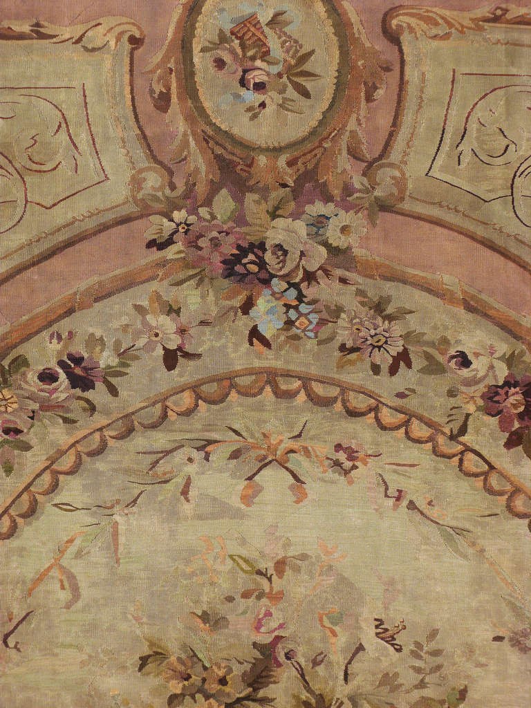 Ein französischer Aubusson-Teppich aus der Wende zum 20. Jahrhundert.