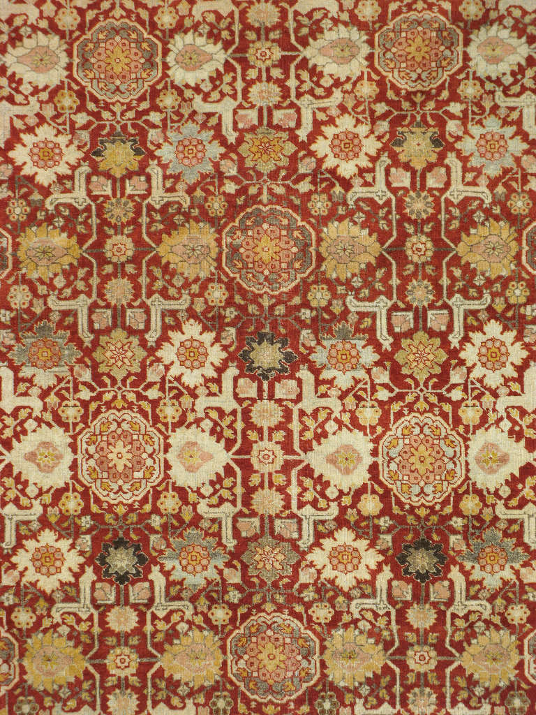 Un tappeto Tabriz persiano del primo quarto del XX secolo con un bellissimo sfondo rosso ciliegia e un grazioso disegno 