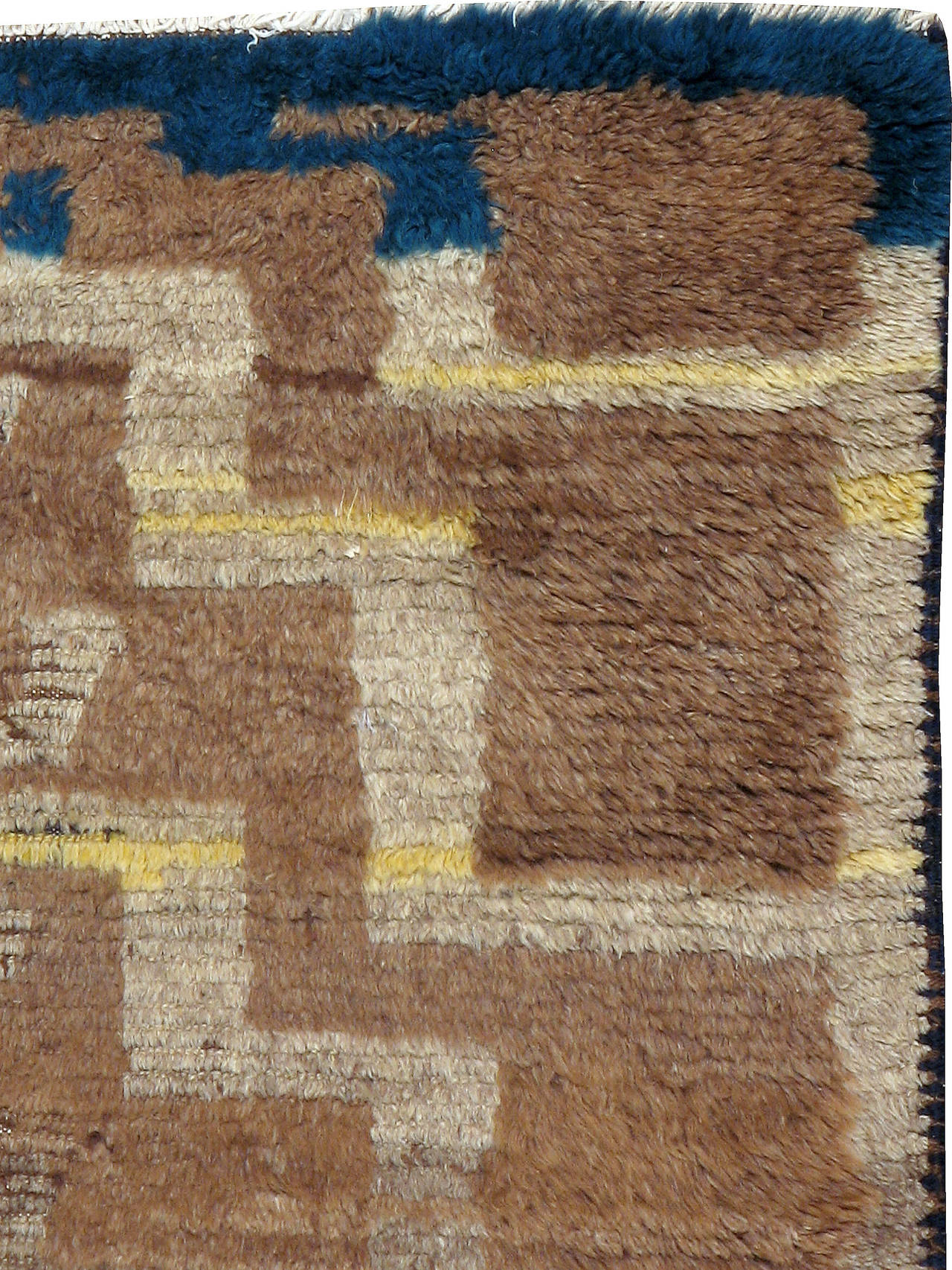 A vintage Turkish Tulu carpet from the second quarter of the 20th century with yellow, wheat and blue arch's on a cocoa field.