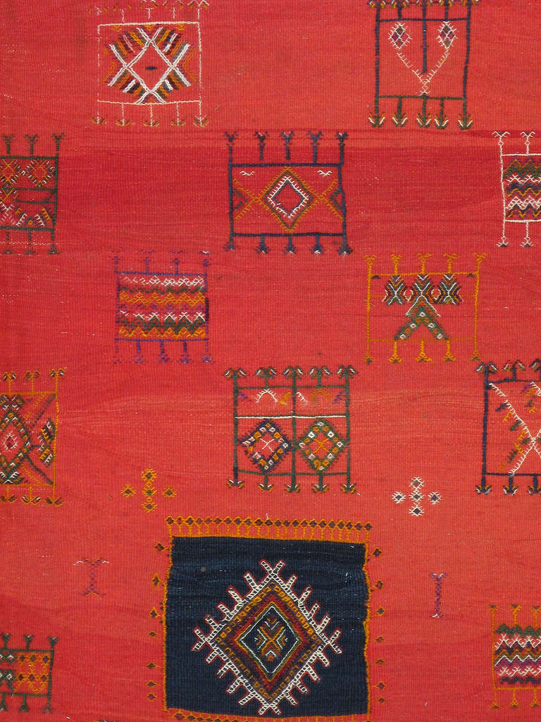 A modern Moroccan Kilim flat-woven rug from the 21st century.