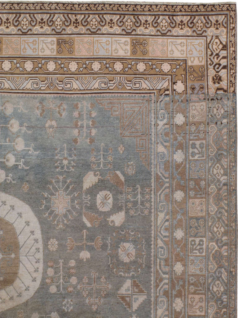 Chinois Tapis Khotan ancien du Turkestan oriental en vente