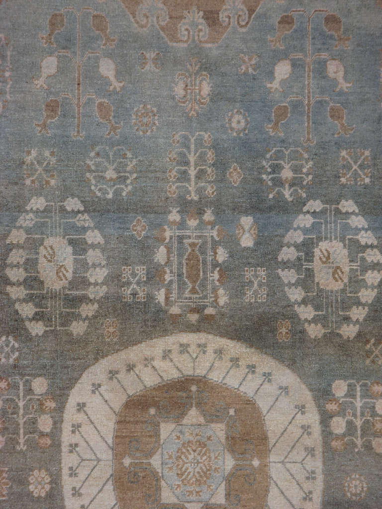 Un Khotan du Turkestan oriental du début du 20ème siècle.  Les tapis et moquettes anciens de Khotan étaient produits dans la ville oasis du Turkestan oriental, qui fait aujourd'hui partie de la région du Xinjiang, dans l'ouest de la Chine.  Cette