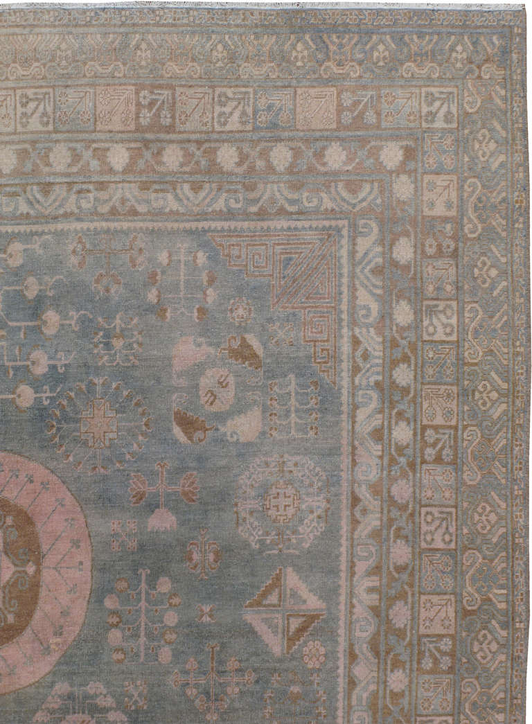 Tapis Khotan ancien du Turkestan oriental État moyen - En vente à New York, NY
