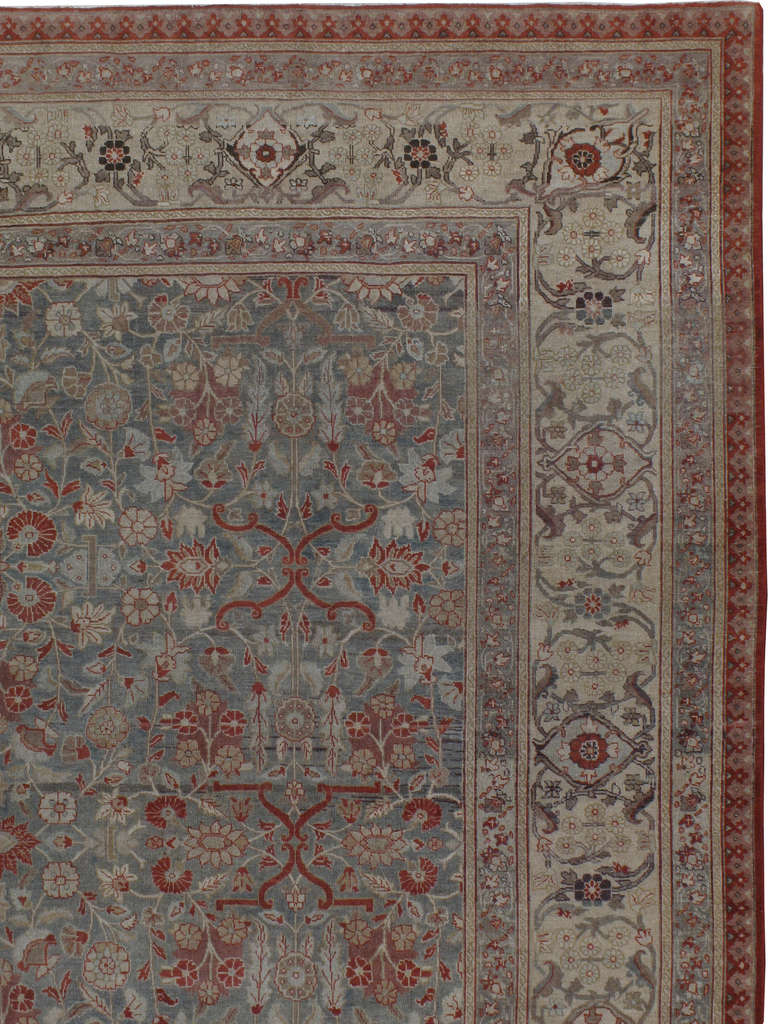 Tappeto antico persiano Tabriz In condizioni discrete in vendita a New York, NY