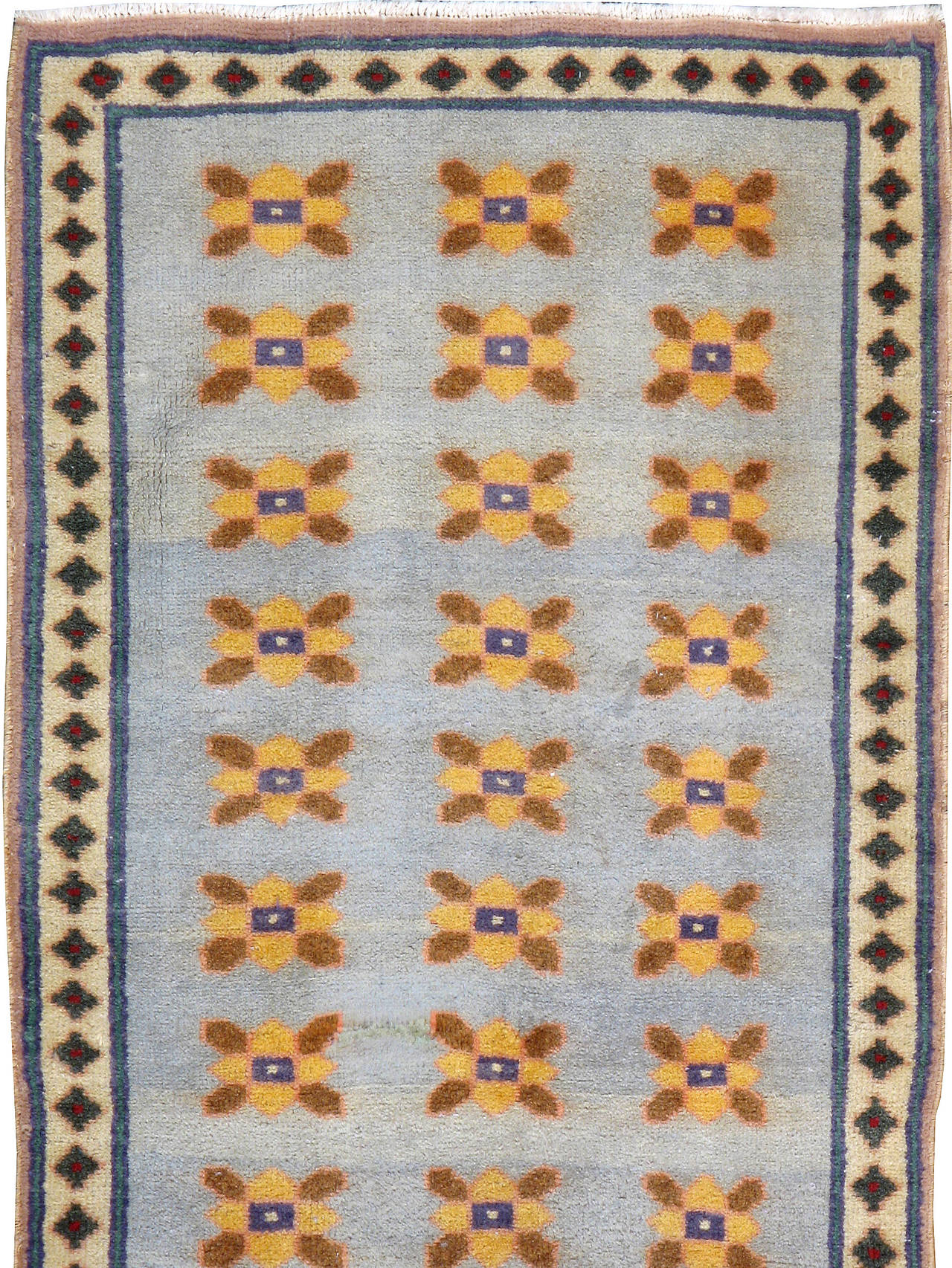A vintage Persian Kashan carpet from the second quarter of the 20th century.