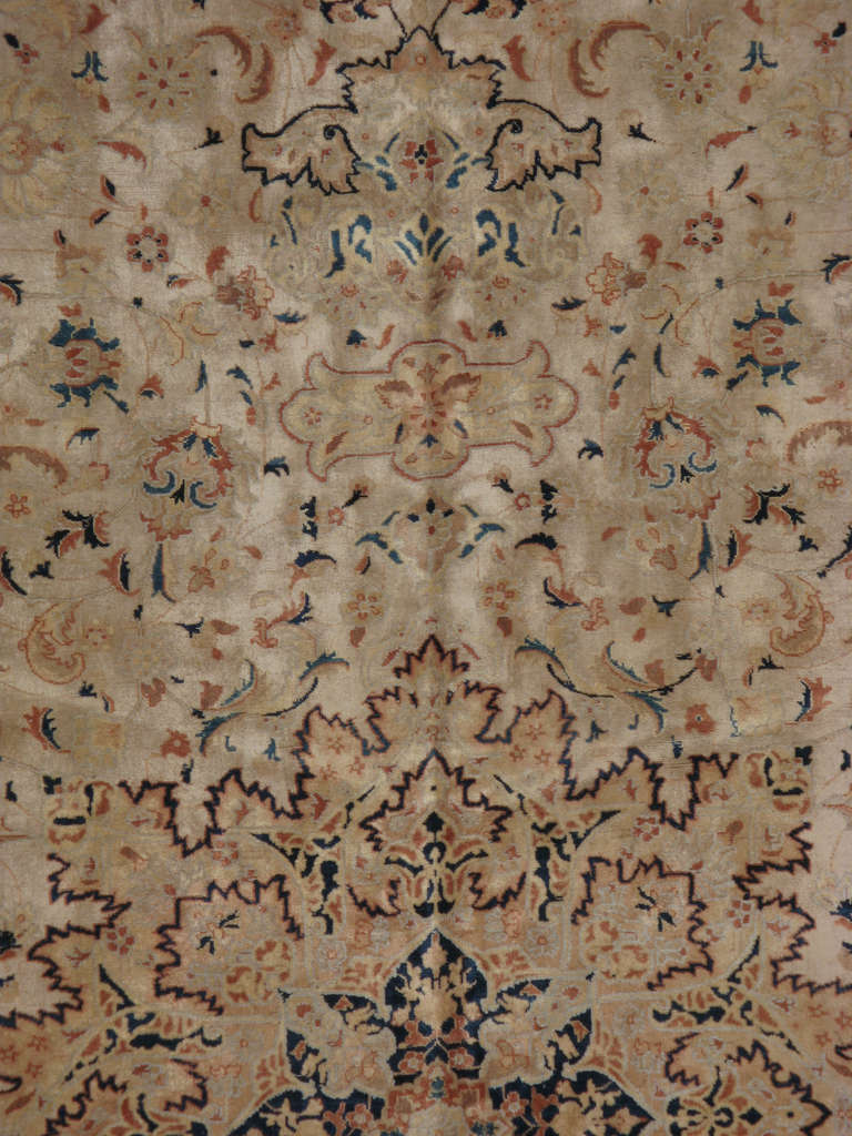 Un Tabriz persiano della metà del XX secolo.  A partire dal XVII secolo, l'Iran ha iniziato a esportare tappeti artigianali in tutto il mondo, soprattutto in Europa.  Gli artisti utilizzavano una delle tre versioni di telai verticali che in seguito
