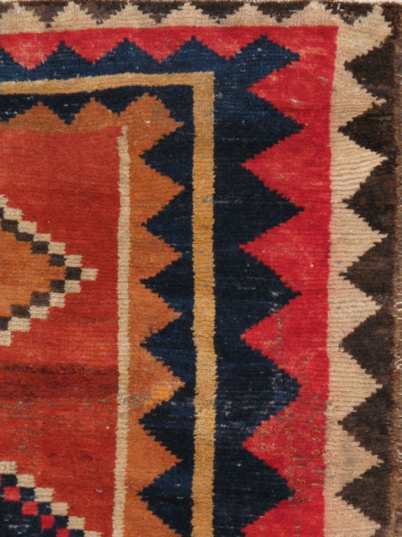 Un Gabbeh persan du milieu du 20ème siècle.  Tapis vintage Gabbeh, cinq médaillons centraux sur un champ de briques, entourés de multiples bordures angulaires.