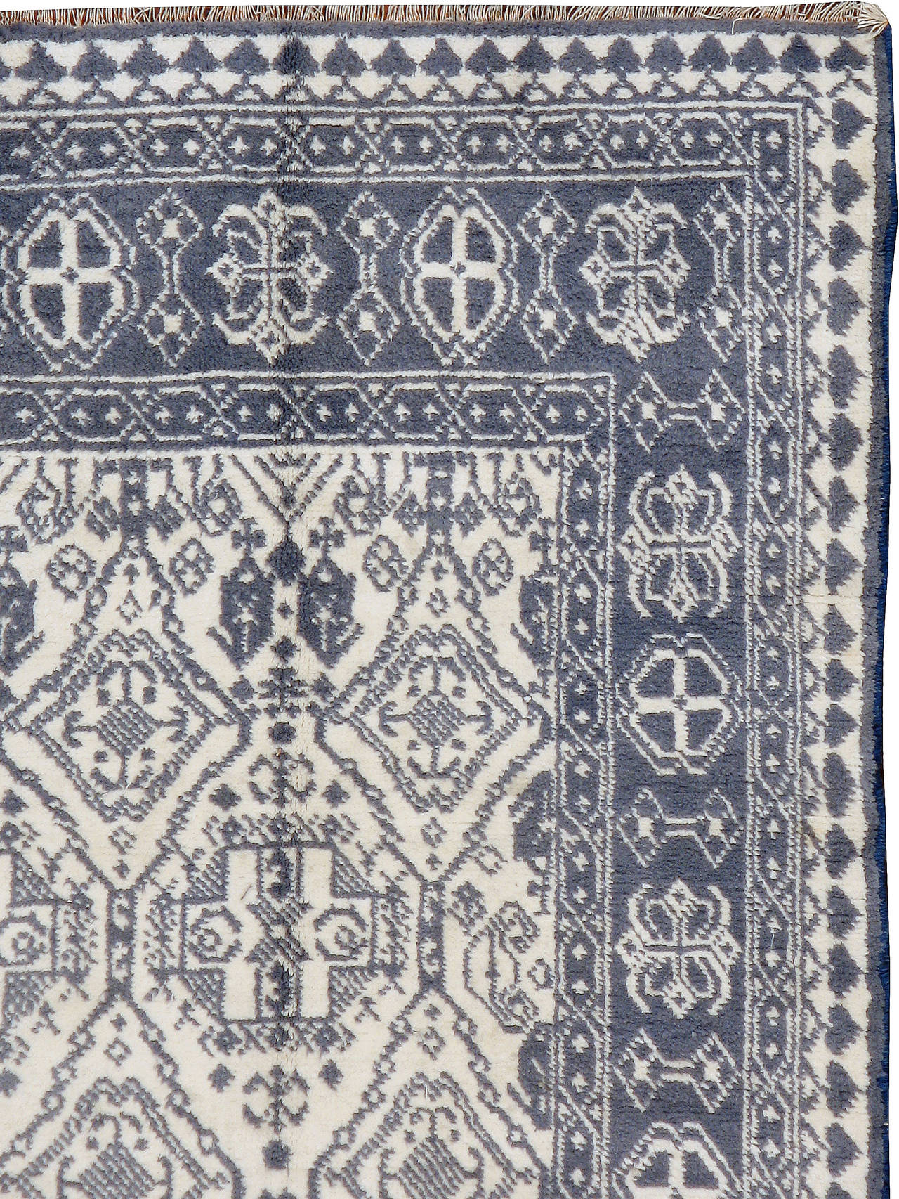Ein alter indischer Agra-Teppich aus Baumwolle aus dem zweiten Viertel des 20. Jahrhunderts.