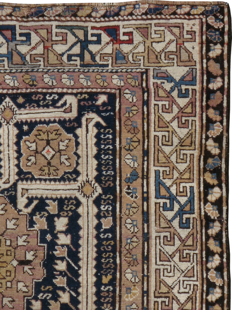 Tribal Tapis Shirvan caucasien ancien à grappes de galets en vente