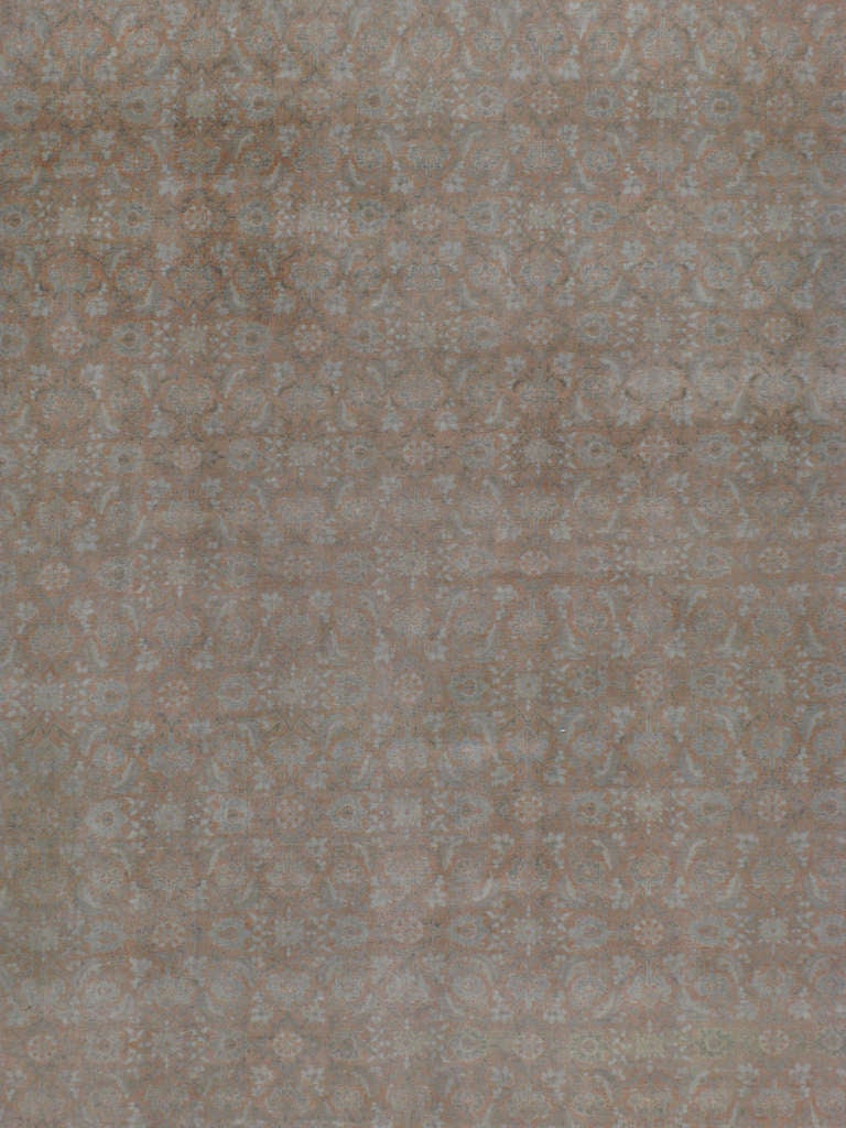 Un Tabriz perse du début du 20ème siècle.  Depuis le XVIIe siècle, l'Iran a commencé à exporter des tapis artisanaux dans le monde entier, notamment en Europe.  Les artistes utilisaient l'une des trois versions de métiers à tisser verticaux, plus