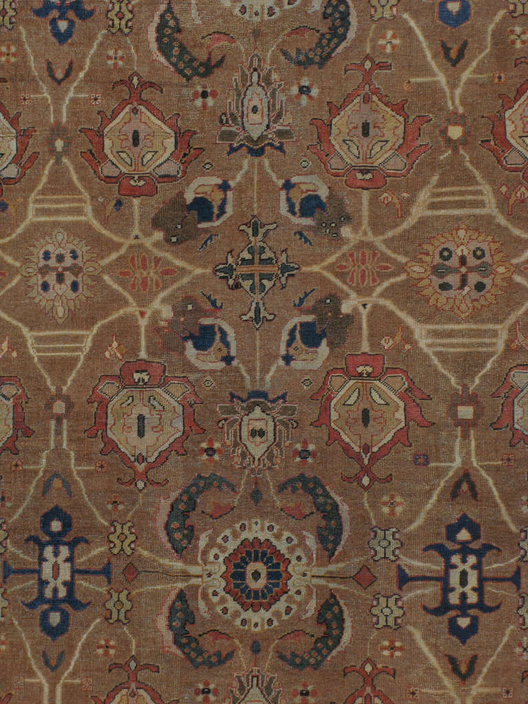 Un Mahal persa de principios del siglo XX.  Se encuentran alfombras mahal con motivos tribales y curvilíneos.  Este atributo deriva de la posición única de la ciudad de Mahallat, que se encuentra entre las ciudades de Arak y Delijan, en el camino de